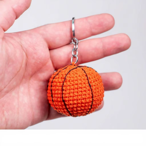 Portachiavi Amigurumi all'uncinetto in miniatura in saldo, personalizzabile con MOQ basso, portachiavi a forma di palla sportiva all'uncinetto, portachiavi da basket lavorato a mano - Product Image 2