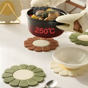 Hot Sale Creative Sunflower Silicone Dining Table Anti-Scalding Pot Holders High Temperature Resistant Trivet <b>Mat</b> for Kitchen - Product Image 2
