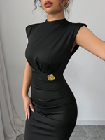 Robe midi sirène élégante et décontractée pour femme, noire, sans manches, col montant, épaules rembourrées, froncée, avec boucle florale en métal