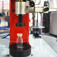 Machine manuelle d'emballage scellant le capsulage de bouteilles d'ampoules Ligne de production Machine de scellage de bouteilles de sirop en verre ou en plastique