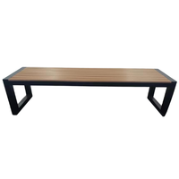 Tables d'événements pour restaurants modernes avec dimensions personnalisées, structure en métal et plateau en teck pour usage commercial extérieur