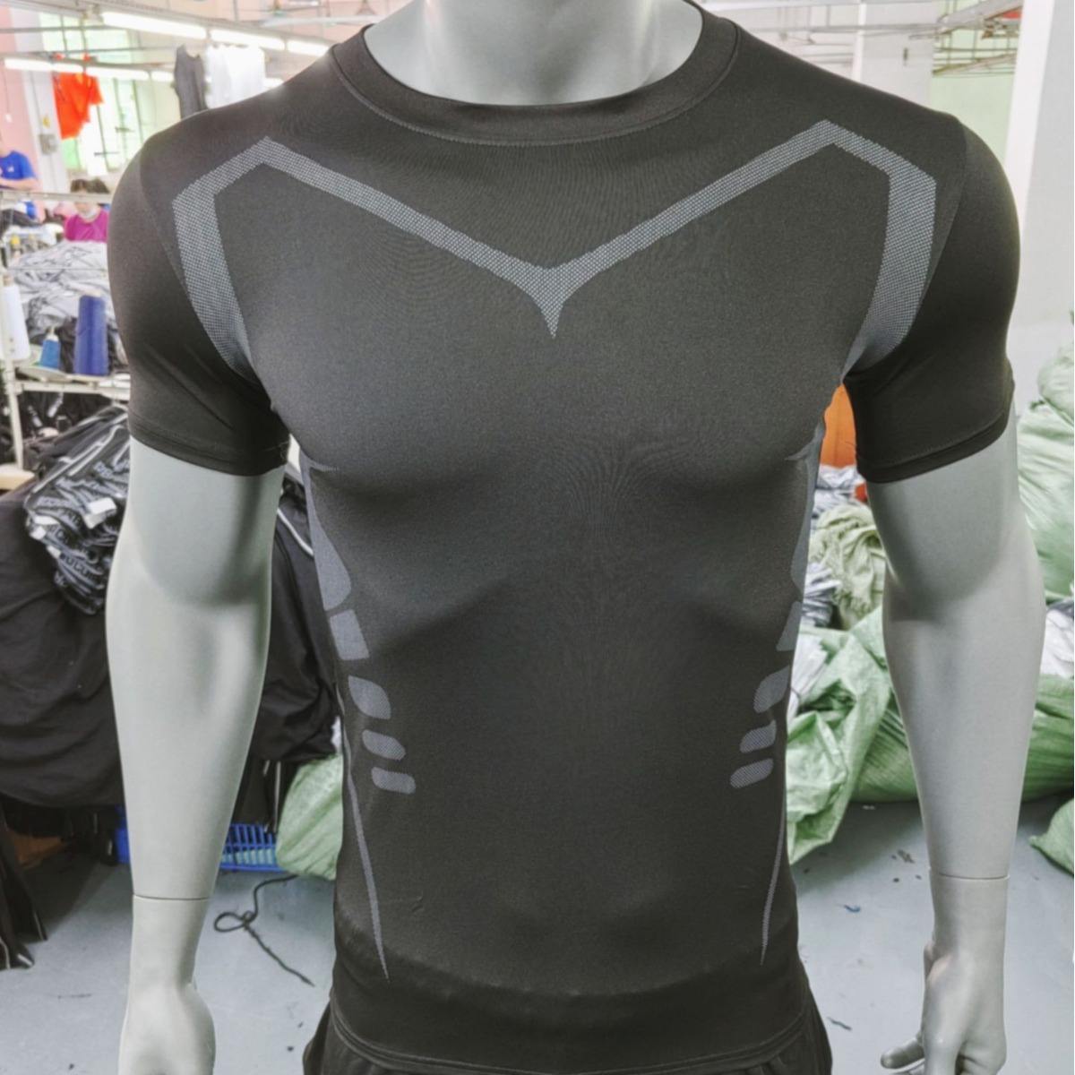 เสื้อยืดแขนสั้นสีดำ