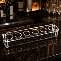 Présentoir à boissons en acrylique transparent avec six emplacements pour tasses, structure surélevée pour bars et commandes en gros de matériel de bar B2B