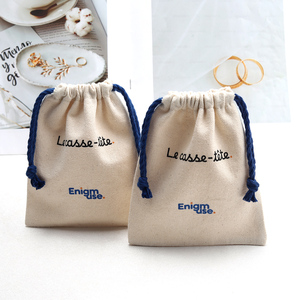 Pochette en tissu de coton mousseline recyclé pour emballage de bijoux, sac à cordon en coton avec logo personnalisé - Product Image 1