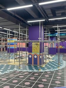 Aire de jeux intérieure commerciale haut de gamme rouge de 100 m² et 4 m de hauteur - Product Image 5