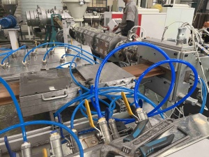 <span class=keywords><strong>Acheter</strong></span> une ligne <span class=keywords><strong>de</strong></span> production <span class=keywords><strong>de</strong></span> machines <span class=keywords><strong>de</strong></span> fabrication <span class=keywords><strong>de</strong></span> terrasses en composite bois-plastique (WPC) en PE - Product Image 4