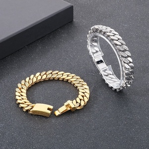 <span class=keywords><strong>Bracciale</strong></span> da Uomo in <span class=keywords><strong>Acciaio</strong></span> al Titanio con Design Creativo, Catena Cubana con Perline da 12mm e Finitura Smussata - Product Image 5