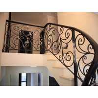 Balustrade d'escalier courbée en fer forgé ornemental classique de Géorgie avec main courante à volutes pour intérieur résidentiel haut de gamme