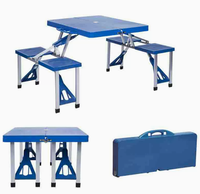 Table pliante d'extérieur compacte avec banc intégré et trou pour parasol, en HDPE imperméable et structure en aluminium, idéale pour le camping, le jardin et la terrasse