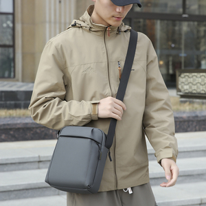 Sacs bandoulière personnalisés en gros avec logo, grande capacité, unisexe, légers et confortables, sac messager de haute qualité en tissu Oxford - Product Image 1