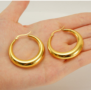 Pendientes de Aro Huecos de Acero Inoxidable con Baño de Oro para Mujer, Estilo Lujoso y Ligero, Forma de U, para Dropshipping en Shopify - Product Image 4
