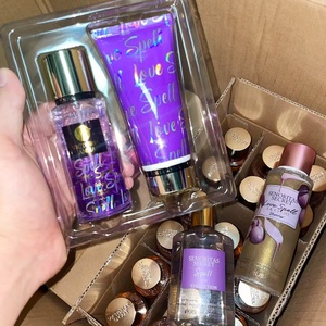 Spray Corporal de 85 ml + Loción Corporal de 75 ml, Estilo Victoria, Aroma Floral y Afrutado, Unisex, Spray para Mujer, 2 Piezas, Perfumes y Loción Corporal, Set de Baño - Product Image 1