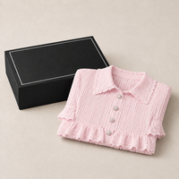 Ensemble élégant et décontracté pour femme : Haut à manches courtes en tweed rose à revers et volants, et jupe mi-longue en dentelle – Collection Été 2026