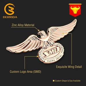 Épinglette d'aviation en métal premium avec logo personnalisé, ailes de pilote en relief 3D dorées, pour cadeau d'entreprise en gros - Product Image 3