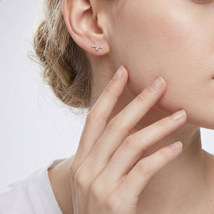 Boucles d'oreilles clous asymétriques à pampilles de qualité exceptionnelle en or blanc massif 18 carats avec diamants naturels véritables, vente en gros - Product Image 6