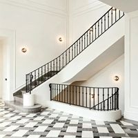 Rampe d'escalier et clôture en métal moderne, balustrade en fer forgé sur mesure avec finition peignable pour projets hôteliers commerciaux