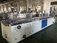 Machine de ligne de production de panneaux et profilés de porte de construction AutomaticTwin Screw WPC Ligne de production de portes WPC