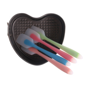 Spatule à gâteau en silicone rose, monobloc, passe au lave-vaisselle, pour la pâtisserie et l'épandage de crème - Product Image 3