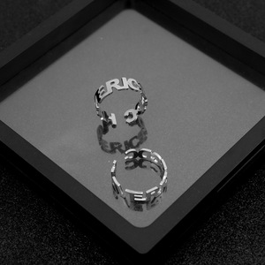 Bague en acier inoxydable à lettre, design simple et original, personnalisable, unisexe, bijoux de mode, vente en gros, collection 2026 à succès - Product Image 1