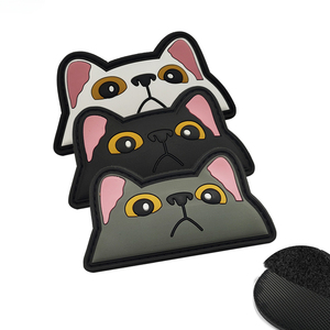 도매 귀여운 검은 새끼 고양이 부드러운 PVC 고무 배지 후크 루프 사기 패치 옷 모자 및 배낭 DIY 장식