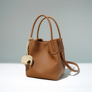 Sacs à main en cuir de vachette pleine fleur avec fermeture à loquet, sacs à bandoulière souples et polyvalents, sacs seau pour femmes - Fabricant ODM&OEM 2026 - Product Image 1