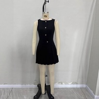 Robe Courte Sans Manches Col Bateau Style Preppy Couleur Unie Boutons Métalliques Ourlet Plissé Robe de Bureau pour Femmes Vente en Gros Faible MOQ Usine
