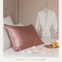 Housse de coussin en soie personnalisée pour les collections de cadeaux de mariage avec face rectangulaire tissée et initiales brodées en option
