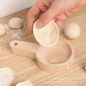 Outil de moulage de raviolis en bois, 14,5 cm de long, 8,5 cm de large, pour la fabrication de feuilles de raviolis et de pâtisserie mochi - Product Image 1