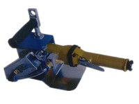 Machine portative de déchiquetage de carton ondulé, utilisée après la machine de pliage et de rainurage du carton pour l'élimination des déchets de boîtes