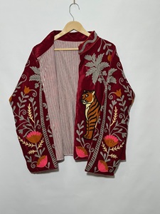 เสื้อแจ็คเก็ตปักลายกำมะหยี่สีเบอร์กันดีสำหรับผู้หญิง |   ลายปักดอกไม้รูปเสือและงู |   เสื้อแจ็คเก็ตสั้นคอปกสไตล์โบโฮเอธนิค - Product Image 2