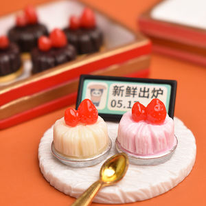 Cabujón de resina de pastel de chocolate y fresa simulado con reverso plano para manualidades, comida en miniatura, dijes de resina y decoración de fundas de teléfono - Product Image 3