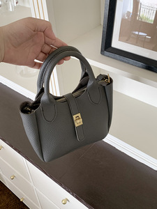 La Nuova Borsa a Tracolla 2025 per Donne È un Accessorio di Nicchia e di Alta Gamma. È un accessorio primaverile versatile. - Product Image 3