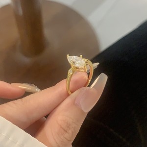 خاتم مويسانيت مطلي بالذهب من الفضة عيار 925 بحجر أبيض بيضاوي الشكل 6*12 قيراط، الأكثر مبيعًا في أوروبا وأمريكا - Product Image 4