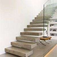 Escalier droit contemporain intérieur en acier et bois avec rampe en verre