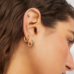 Pendientes Huggie con Turquesa Azul y Baño de Oro de 18K para Mujer, Joyería para Uso Diario - Product Image 2