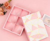Boîte cadeau haut de gamme rose et blanche à 6 compartiments avec gaufrage géométrique et estampage doré pour chocolats
