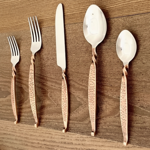 Ensemble de couverts de conception artisanale durable avec des matériaux de qualité supérieure pour les restaurants plats servant des salades - Product Image 1