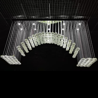 Rideaux suspendus en cristal transparent de luxe avec des fleurs pour la décoration de scène de fête de mariage