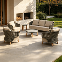 Ensemble de canapé modulaire DWOO en aluminium avec accoudoirs incurvés et table ronde assortie pour l'aménagement de salons extérieurs en resort