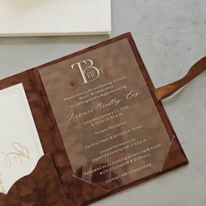 Invitations de mariage personnalisées en acrylique avec couverture rigide en velours et dorure à chaud, format folio, avec enveloppe en suède et ouverture à double volet - Product Image 1
