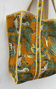 Sac fourre-tout matelassé en coton imprimé, avec poignées confortables et rembourrage doux, idéal pour les voyages et le shopping - Product Image 4