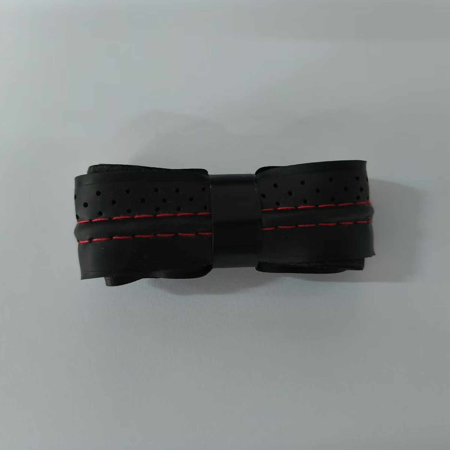 1 cuero negro con hilo rojo