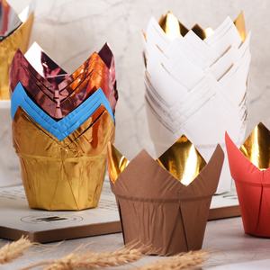 Support à cupcakes jetable en papier de qualité alimentaire, résistant à l'huile, aux hautes températures et à l'eau, motif tulipe flamme or et argent - Product Image 2