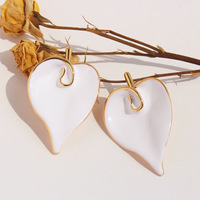 Boucles d'oreilles de luxe légères exagérées en laiton plaqué or 18 carats émail blanc Calla Lily Flower pour femmes bijoux personnalisés en usine