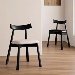 <span class=keywords><strong>Chaise</strong></span> <span class=keywords><strong>de</strong></span> loisir nordique moderne <span class=keywords><strong>en</strong></span> <span class=keywords><strong>bois</strong></span> massif avec dossier rembourré <span class=keywords><strong>en</strong></span> cuir, pieds <span class=keywords><strong>en</strong></span> <span class=keywords><strong>bois</strong></span> robustes, siège élégant et rembourré pour la salle à manger à domicile - Product Image 1