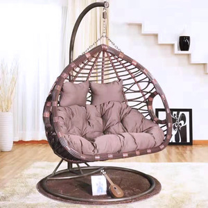 Ensemble de balançoires de patio en rotin osier suspendues modernes et durables avec support pour deux personnes enfants adultes - Product Image 1