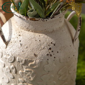 Vase en métal vintage avec poignée, design rustique pour la décoration de mariage et de jardin - Product Image 3