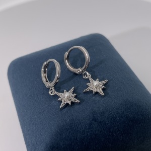 ต่างหูทองเหลืองชุบทองคำขาวประดับเพชรคิวบิกเซอร์โคเนียและมุกเทียมรูปดาว ดีไซน์คลาสสิกหรูหราสำหรับผู้หญิง - Product Image 3