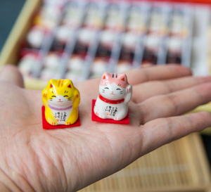 2.4*1.8cm petit mignon minuscule bas quantité minimale de commande <span class=keywords><strong>pas</strong></span> <span class=keywords><strong>cher</strong></span> prix cadeau drôle porcelaine japonais céramique Fortune chat chanceux <span class=keywords><strong>Maneki</strong></span> <span class=keywords><strong>Neko</strong></span> pour voiture décor - Product Image 5