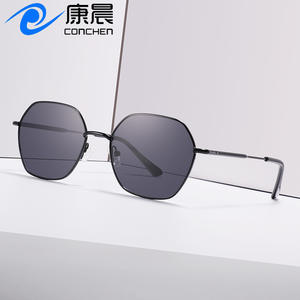 แว่นกันแดดโลหะสำหรับผู้หญิง UV400 คลาส 2 น้ำหนักเบา กรอบสีทอง เลนส์ PC สำหรับการเดินทาง แฟชั่น การขับขี่ ป้องกันแสงแดด - Product Image 3